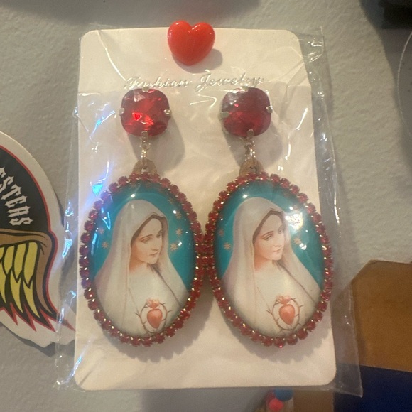 Mother Mary sacred heart drop earrings - Picture 4 of 6